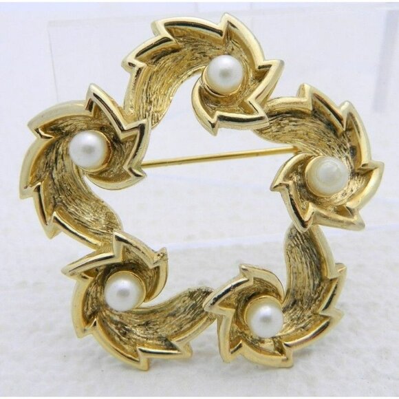 VTG Gold Tone Faux Pearl Textured Wreath Pin Brooch - Picture 1 of 3